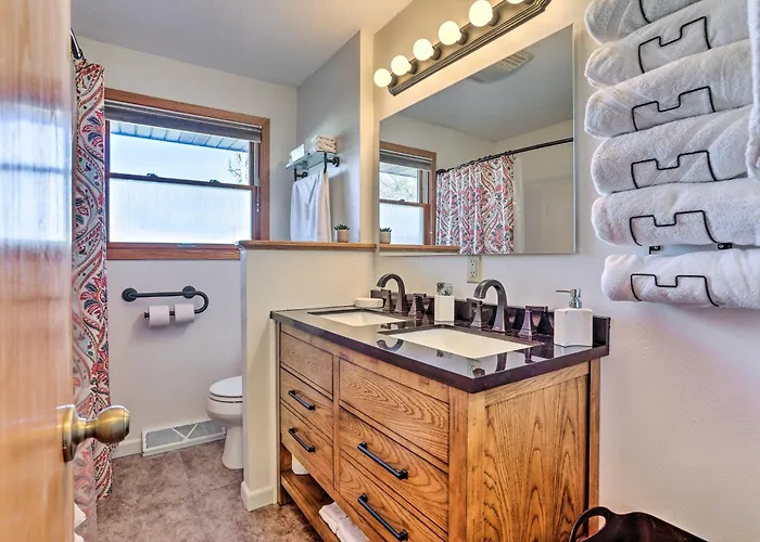 Canyon Lake, Sturgis Rally Home W/ Fenced Yard